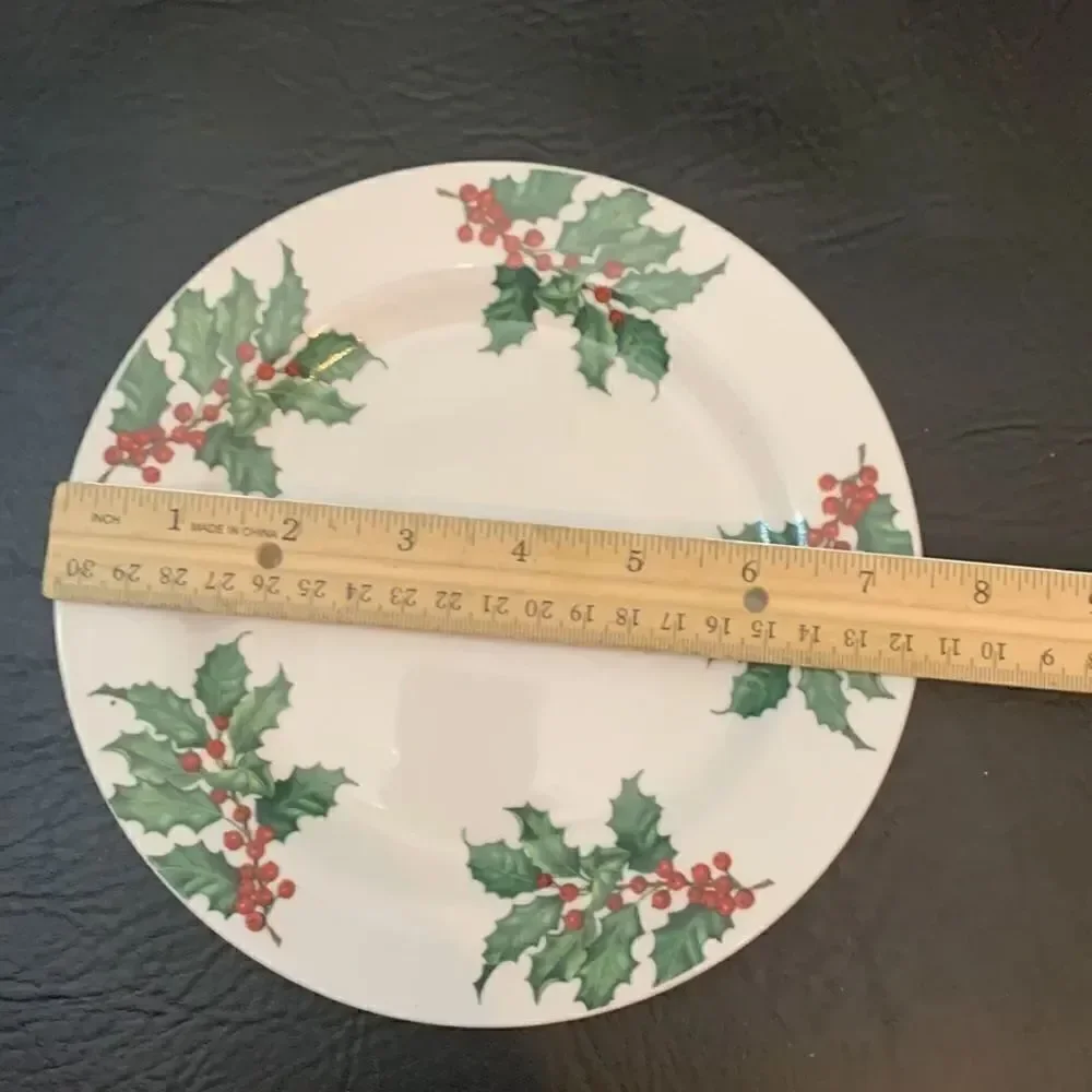 Hallmark Poinsettia Green Red Christmas Holiday 7 1/2 Inch Salad Dessert Plate